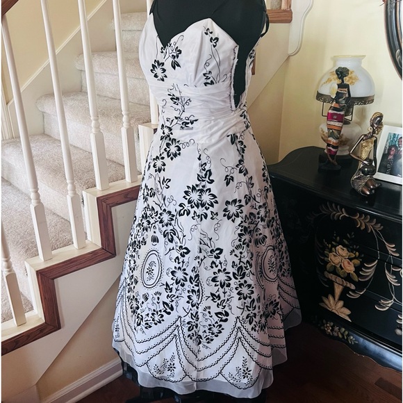*Vintage Black and White Papell Boutique - Picture 7 of 16